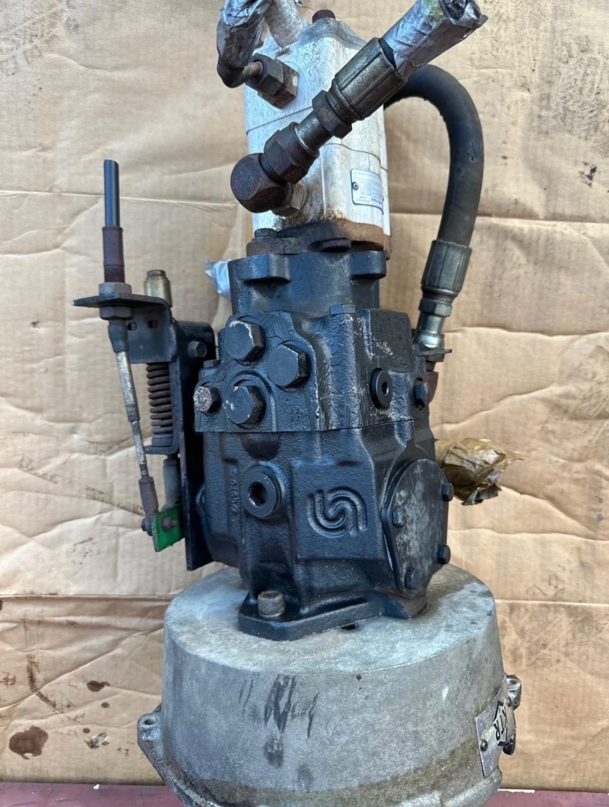 Sauer Sundstrand Hydraulic Motor Model 4352025 – Industrial Heavy Duty Used 10